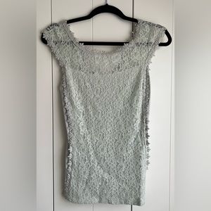 Express Lace Cap Sleeve Stretch Shirt | Light Gray | S